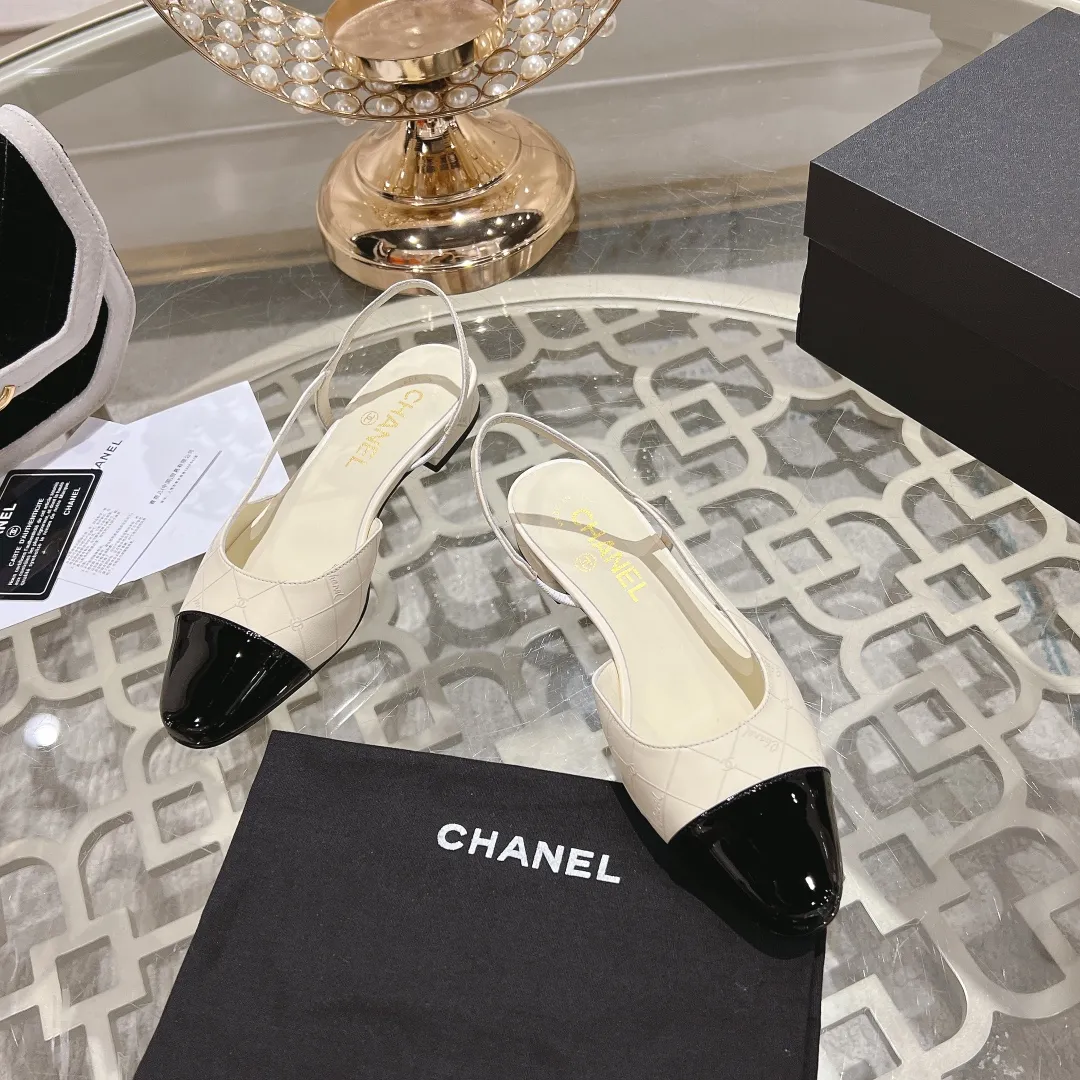👟👟Ex-factory price 540👟👟 CHANEL Xiangjia 24vs spring and summer new fashion sandals series... Chanel is a very comprehensive noble fashion lifestyle brand. The same models are sold by major fashion bloggers and celebrities in Hong Kong, the United States, and other countries. They are simply beautiful. I fall in love with elegance and the playful sense of the future. I want to own them right away just by looking at them. But you can really think about a pair of exquisite high heels. This series is specially designed for extraordinary and indifferent ladies to create a unique overall effect. CHANEL designs products that inspire women to move forward and highlight their charm... 1️⃣Material: Original customized patent leather + imported sheepskin 2️⃣Inner lining: Original customized imported sheepskin 3️⃣Feet: Original customized imported sheepskin 4️⃣Outsole: Genuine leather sole imported from Italy 5️⃣Heel height: 2.5cm/6.5cm/9cm 6️⃣Number: 34-43 (34.40.41.42.43 customization is not returnable) 7️⃣Packaging: The latest and exquisite full set of packaging at the counter